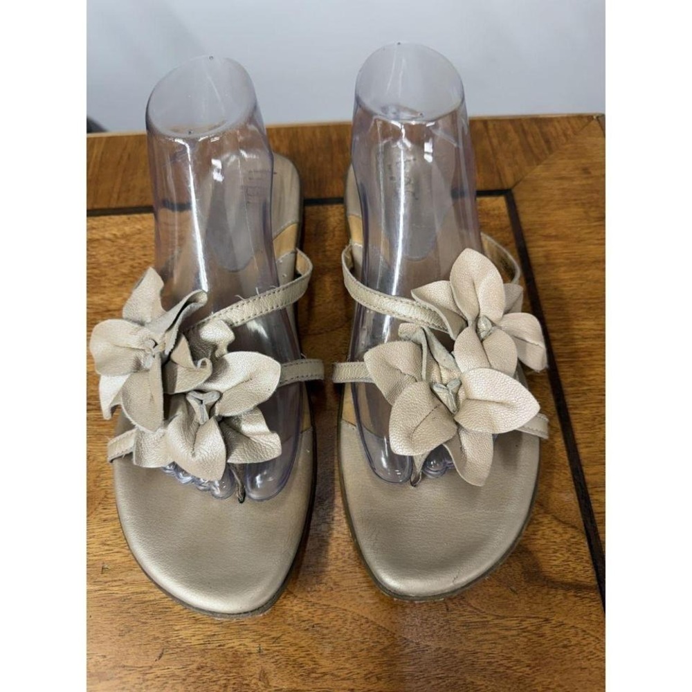 b.o.c Born Concept women's 9 Gold slip-on sandals flowers Leather  shoes Thongs